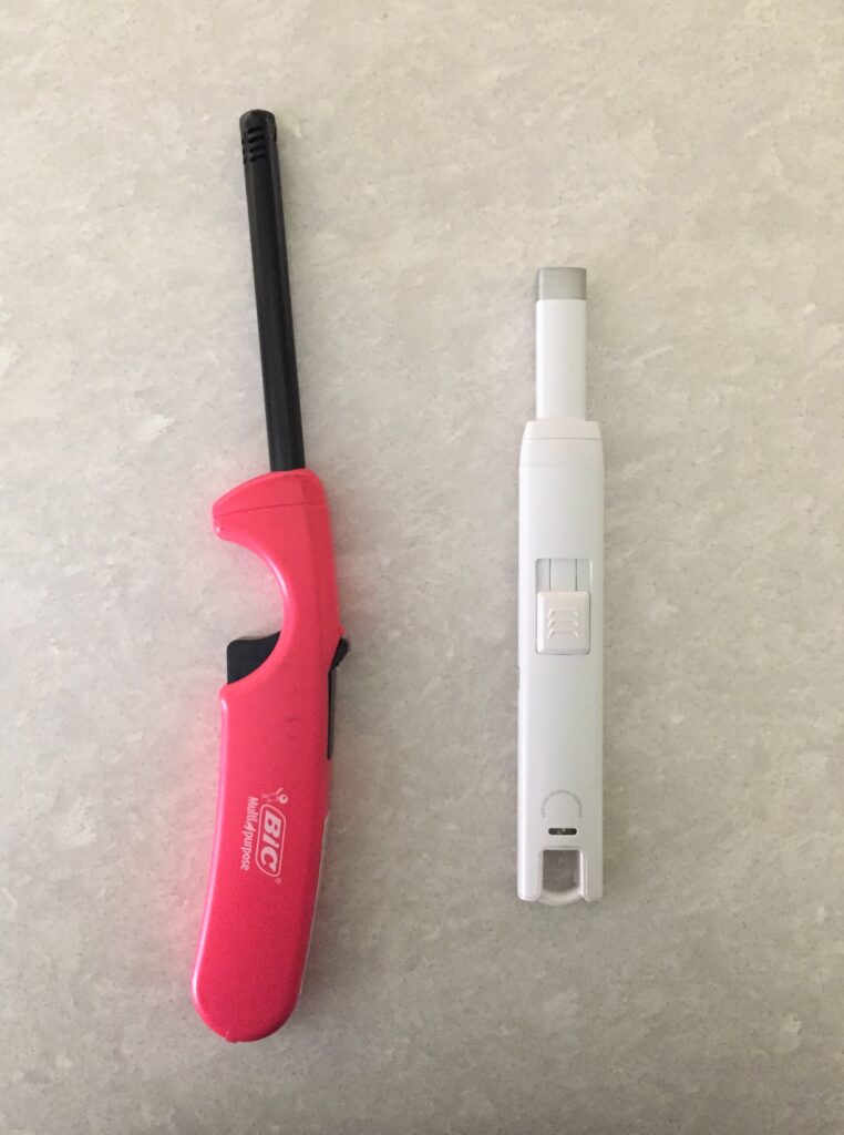 A picture of a disposable BIC lighter next to a reusable USB lighter
