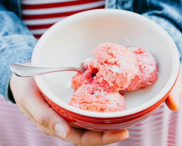 A picture of "nice" cream, made with frozen fruit